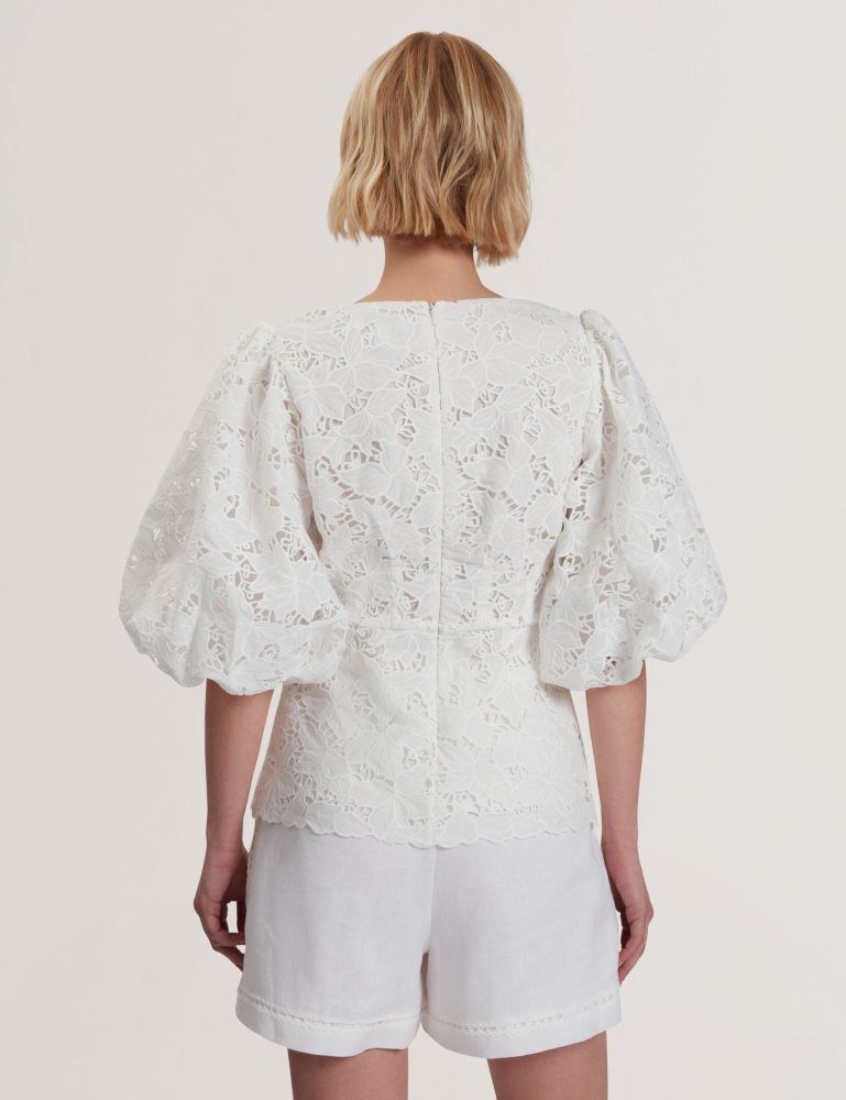 Ted Baker Ellari - Lace Puff Sleeve V-neck Peplum Top T-shirts Damen Weiß | 328571-HWP