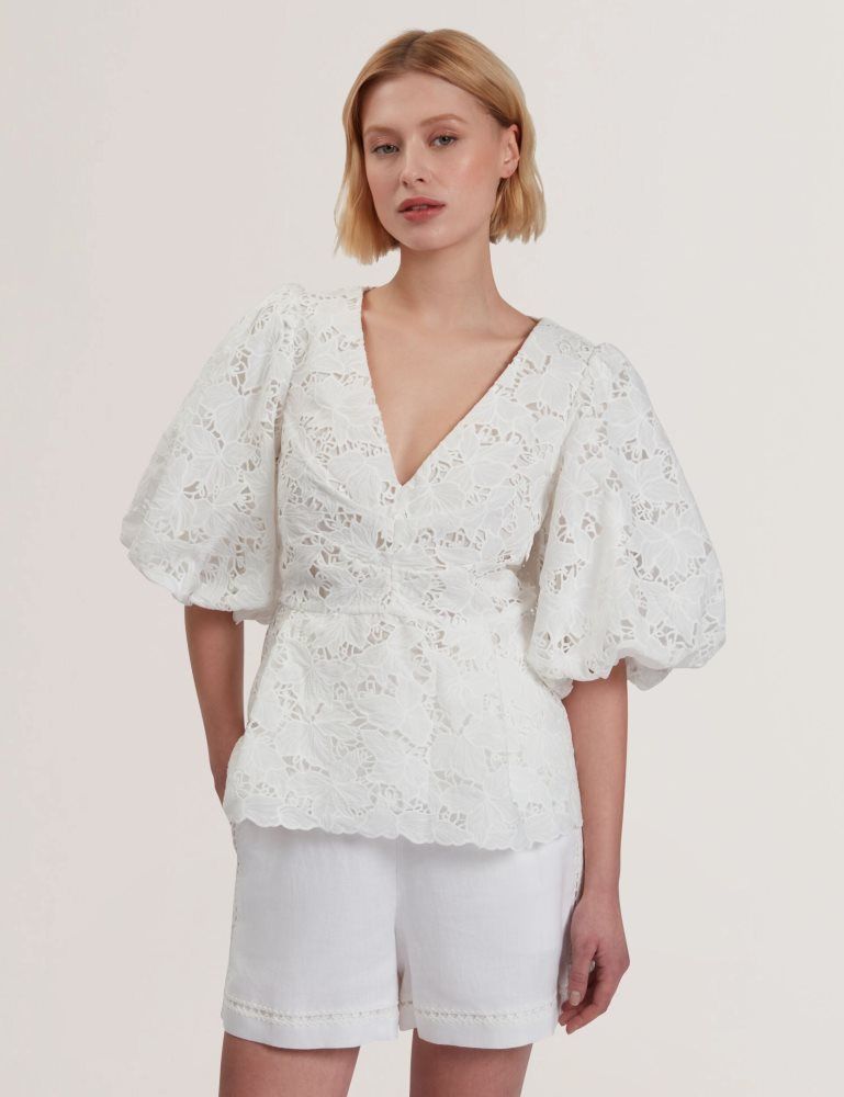 Ted Baker Ellari - Lace Puff Sleeve V-neck Peplum Top T-shirts Damen Weiß | 328571-HWP